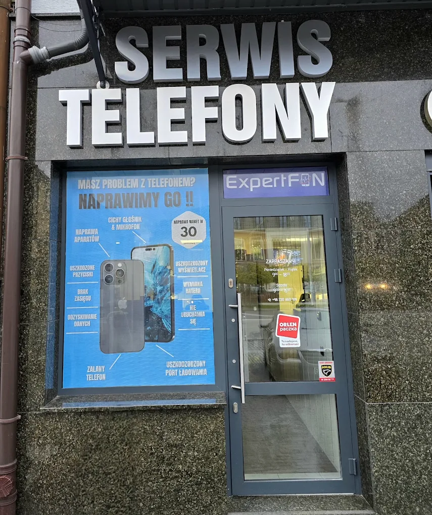 Wejście do lokalu ExpertFon w Czarnym Dunajcu